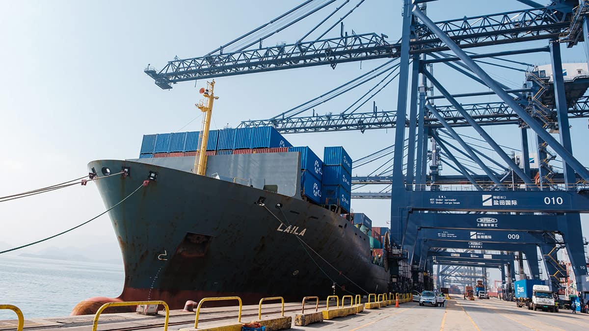 Das Containerschiff Laila kurz vor der Abfahrt im Hafen von Yantian