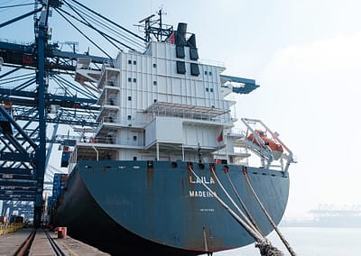 Das Containerschiff Laila kurz vor der Abfahrt im Hafen von Yantian